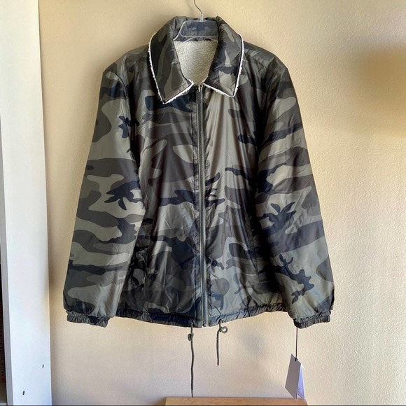 Men’s UGG Green Camo Fleece Waterproof Jacket - Picture 9 of 9